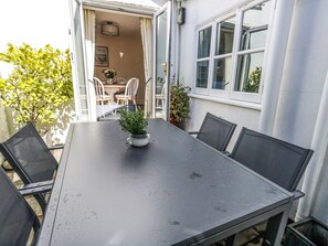 Outdoor dining - Shrimp Cottage (Weymouth)