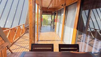 Executive Quadruple Room | Desk, laptop workspace, free WiFi