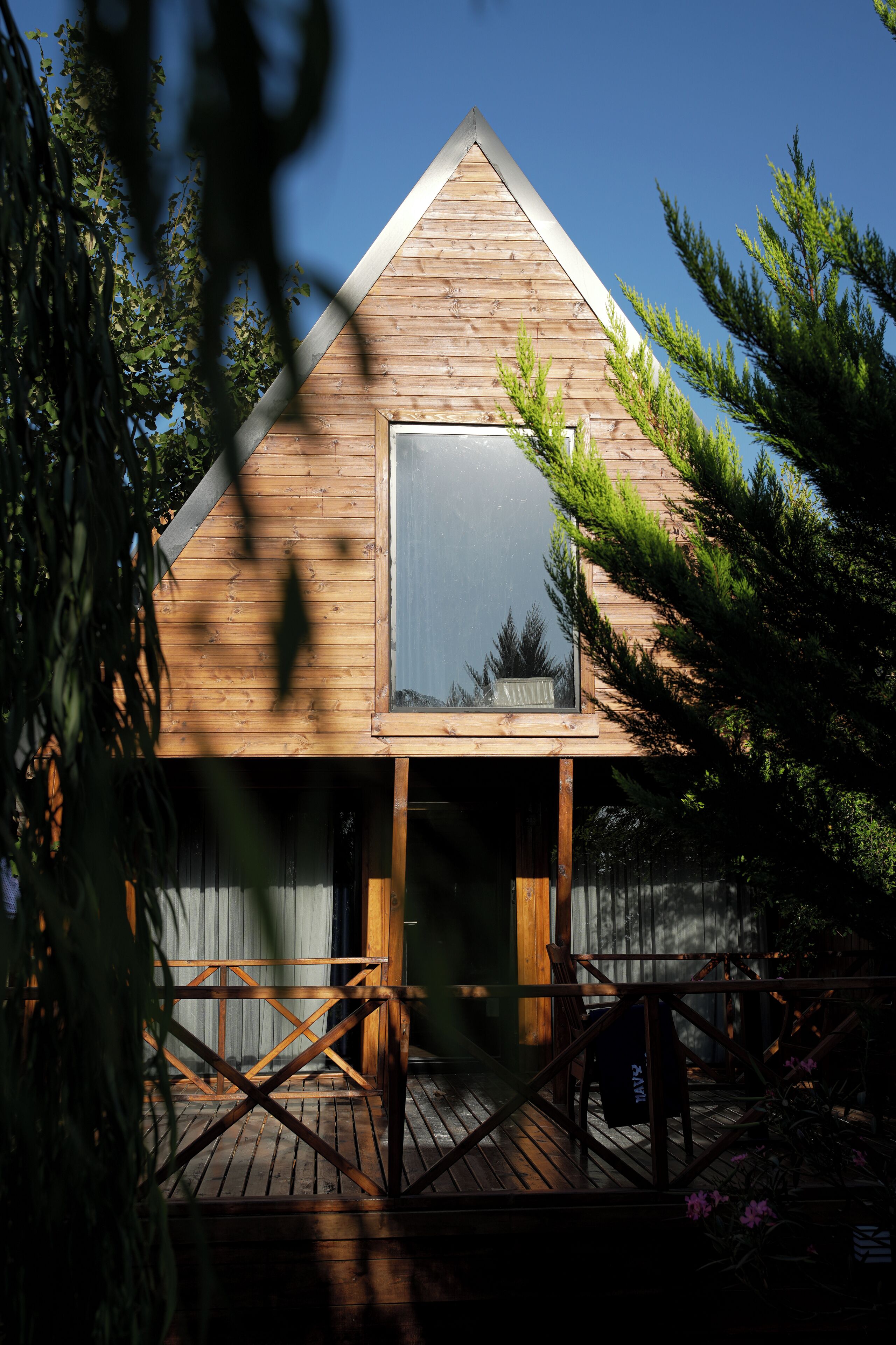 Escritorio, espacio para trabajar con laptop y wifi gratis 