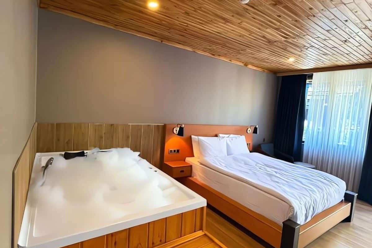 Luxury Room | 1 bedroom, desk, laptop workspace, free WiFi