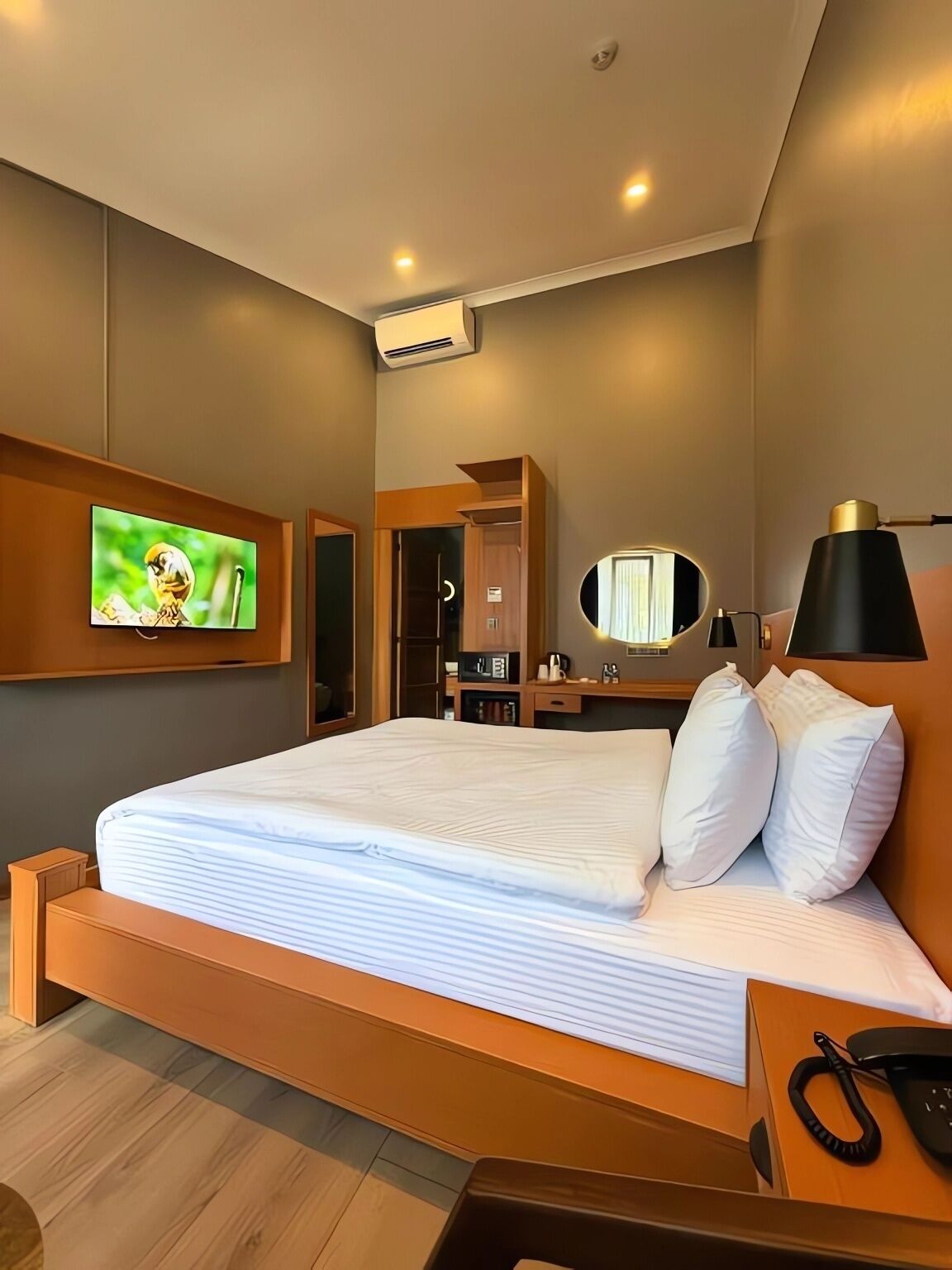 Desk, laptop workspace, free WiFi