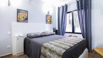 2 dormitorios, tabla de planchar con plancha, cuna de viaje