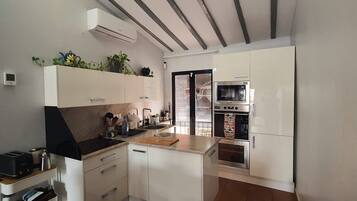 Een koelkast, een microgolfoven, een oven, een kookplaat