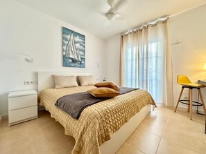 1 slaapkamer, een strijkplank/strijkijzer, beddengoed