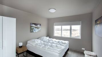 2 bedrooms, travel cot, free WiFi, bed sheets