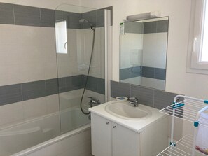 Hair dryer, towels, shampoo, toilet paper - Apartment with terrace and direct access to pool & beach (Poggio-Mezzana)