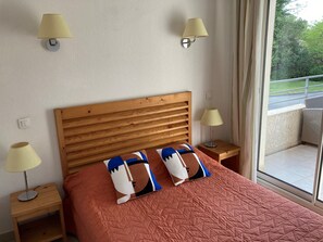 2 bedrooms, bed sheets - Apartment with terrace and direct access to pool & beach (Poggio-Mezzana)