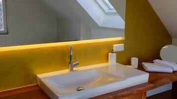 Deluxe-Doppelzimmer | Badezimmer | Dusche, HandtĂŒcher, Seife, Shampoo