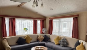 Rumah, 3 kamar tidur, patio, pemandangan kebun | Ruang keluarga | Buku