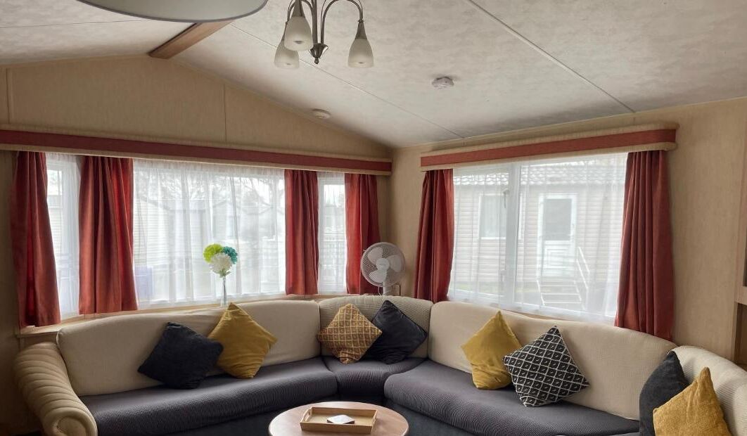 ハウス 3 ベッドルーム パティオ ガーデンビュー | リビングルーム | 書庫