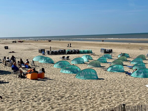 På stranden
