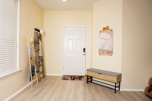 Interior - Charming 3-bedroom 6 beds. 2.5 bath. Pools access house with WiFi and AC in Kyle (Kyle)