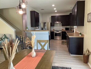 Microwave, oven, stovetop, dishwasher - Charming 3-bedroom 6 beds. 2.5 bath. Pools access house with WiFi and AC in Kyle (Kyle)