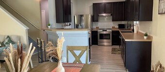 Charming 3-bedroom 6 beds. 2.5 bath. Pools access house with WiFi and AC in Kyle