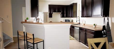 Micro-ondes, four, plaque de cuisson, lave-vaisselle