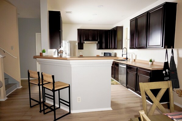 Microwave, oven, stovetop, dishwasher - Charming 3-bedroom 6 beds. 2.5 bath. Pools access house with WiFi and AC in Kyle (Kyle)