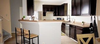 Charming 3-bedroom 6 beds. 2.5 bath. Pools access house with WiFi and AC in Kyle