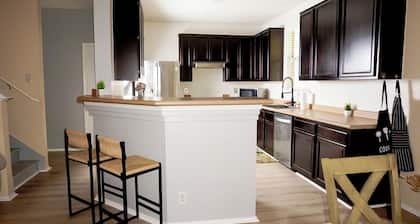Charming 3-bedroom 6 beds. 2.5 bath. Pools access house with WiFi and AC in Kyle