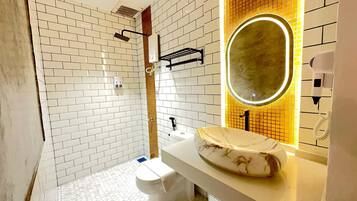 Estúdio | Banheiro | Chuveiro, secador de cabelo, toalhas de banho, sabonete