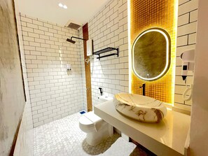 Estúdio | Banheiro | Chuveiro, secador de cabelo, toalhas de banho, sabonete