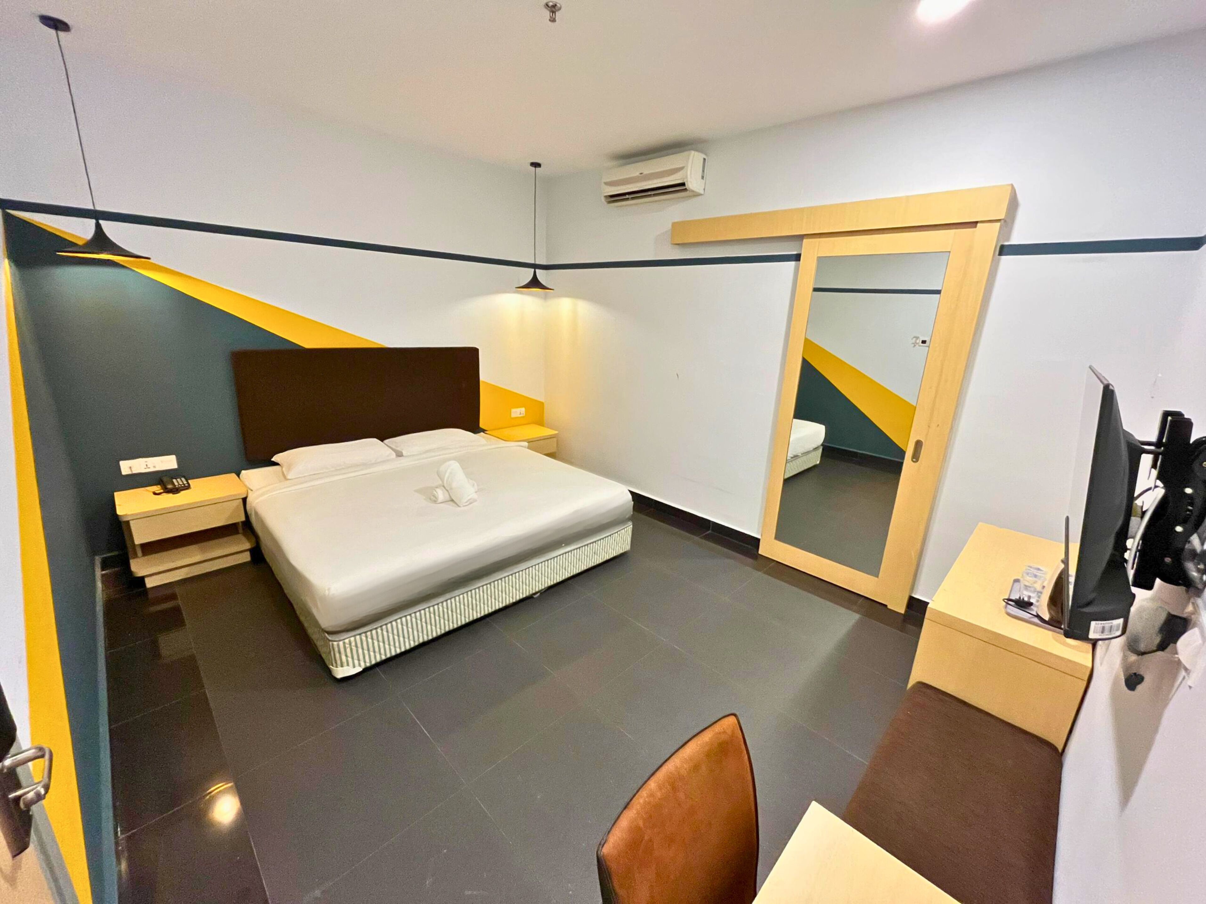 Quarto luxo | Escrivaninha, ferros/tábuas de passar roupa, Wi-Fi de cortesia