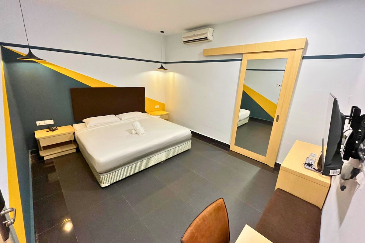 Quarto luxo | Escrivaninha, ferros/tábuas de passar roupa, Wi-Fi de cortesia