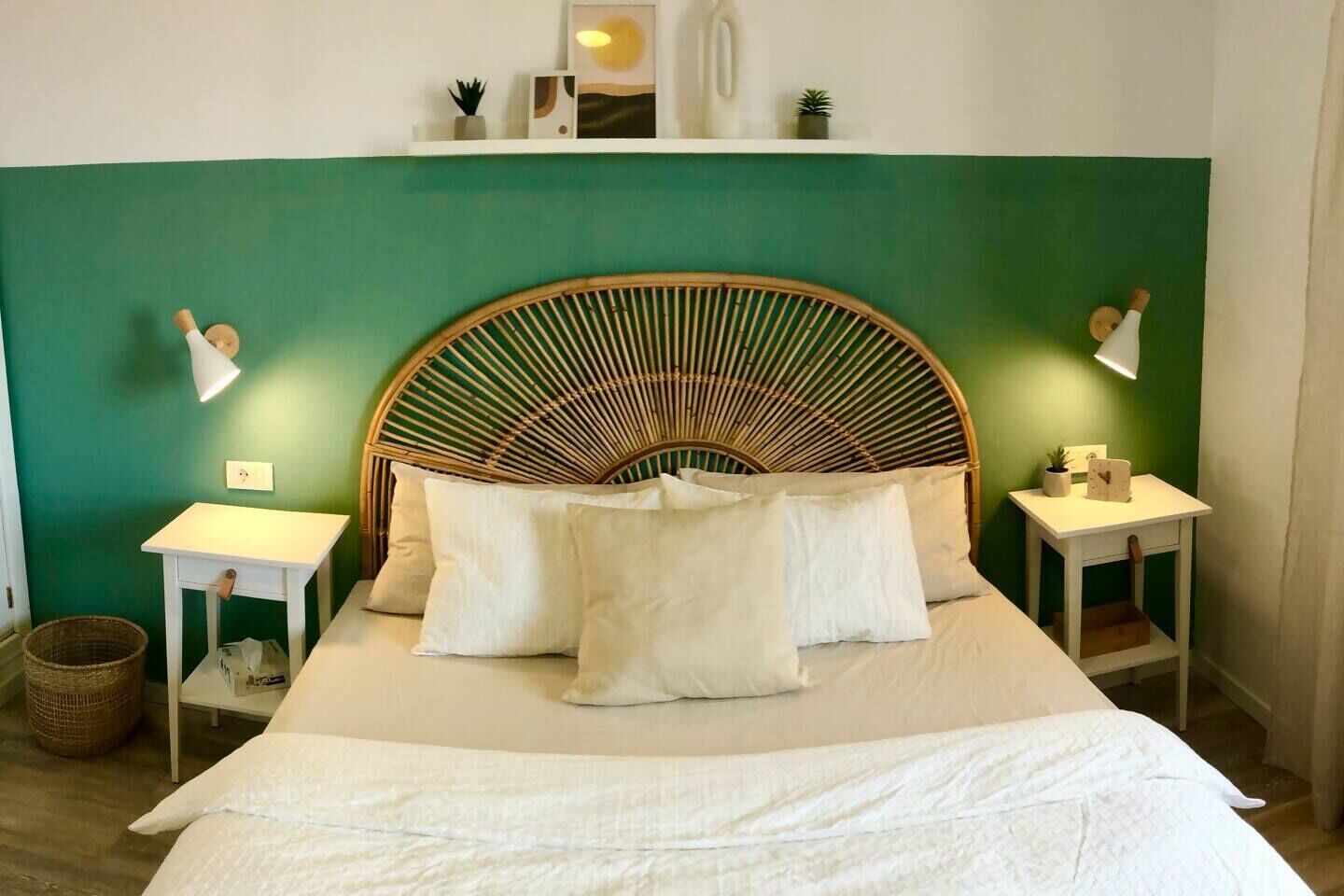 1 chambre, bureau, fer et planche à repasser, lit de bébé portatif