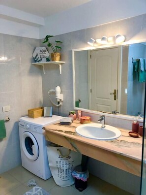 Sèche-cheveux, bidet, serviettes fournies, savon