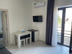 Appartement Deluxe, vue sur le jardin | Aire de séjour | Téléviseur