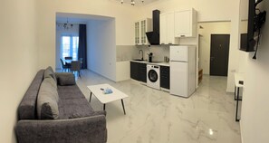 Appartement, uitzicht op de stad | Privékeuken | Een koelkast, een microgolfoven, kookgerei, borden en bestek