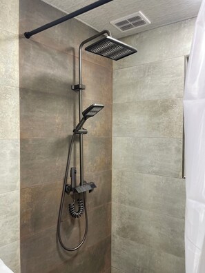 Apartment, Stadtblick | Badezimmer | Haartrockner, Bademäntel, Hausschuhe, Handtücher