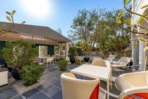 Outdoor dining - Villa GCW Geranium - Mint Stay (Dubai)