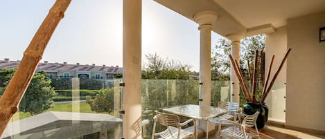 Vila, 4 quartos, vista para o jardim | Sacada