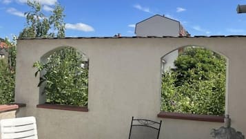Maisonnette, terras, uitzicht op tuin | Terras