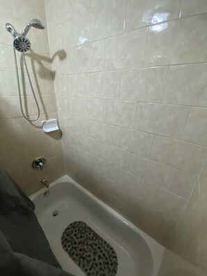 Serviettes fournies, savon, papier toilette