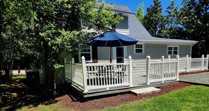 1930's Charming Vintage Cottage - Downtown Cary & 15 min to Raleigh