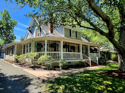 Sophie’s Vintage Cottage - Next to Matthews House & Walkable to Downtown Cary