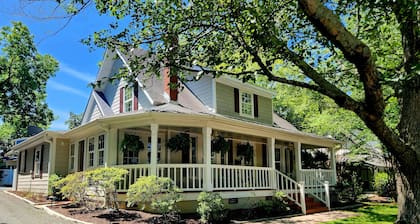 Sophie’s Vintage Cottage - Next to Matthews House & Walkable to Downtown Cary