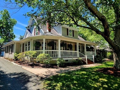 Sophie’s Vintage Cottage - Next to Matthews House & Walkable to Downtown Cary