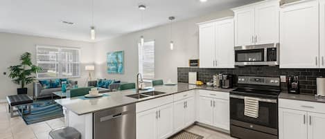 Geladeira, micro-ondas, fogão, cooktop
