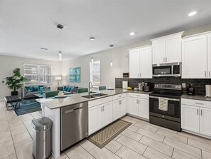 冷蔵庫、電子レンジ、オーブン、コンロ