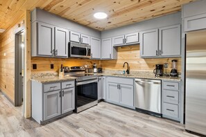 Cabin, 3 Bedrooms | Dapur peribadi | Peti sejuk, ketuhar, pembancuh kopi/teh, pembakar roti 