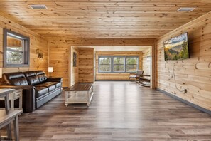 Cabana, 3 quartos | Área de estar | Smart TV