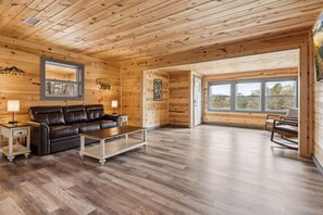 Cabin, 3 Bedrooms | Ruang tamu | TV Pintar 