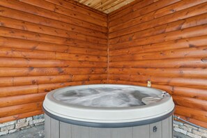 Cabin, 3 Bedrooms | Outdoor spa tub