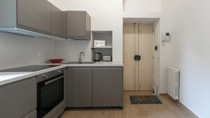 A compact kitchen with a stove, sink, and a small refrigerator. - Italianway - Frisi 8 B (Milan)