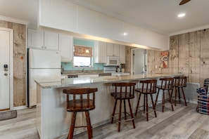 House, 3 Bedrooms | Private kitchen