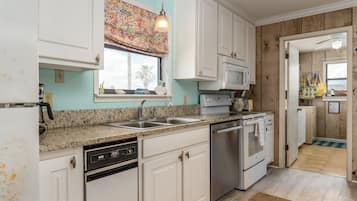 House, 4 Bedrooms | Dapur peribadi | Peti sejuk, ketuhar, pembancuh kopi/teh, pembakar roti