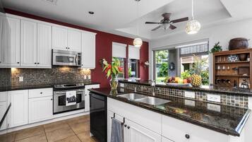 Condo, 2 Bedrooms | Private kitchen | Fridge, oven, coffee/tea maker, toaster