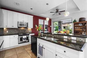 Condo, 2 phòng ngủ | Bếp riêng